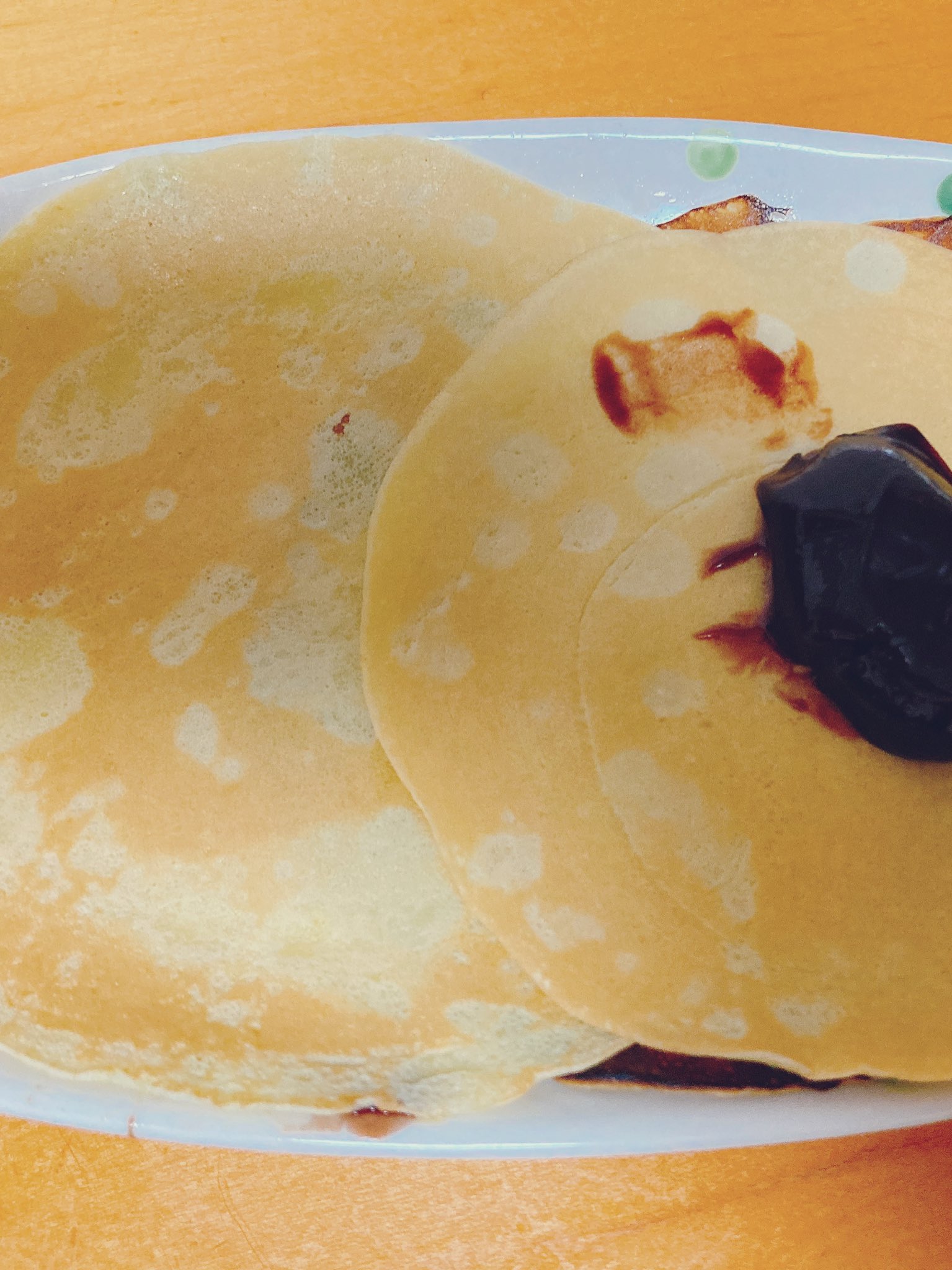 ごまこ 甘いもの食べたい時に 小麦粉 卵 牛乳 砂糖を混ぜて焼く ふくらまないホットケーキ お菓子買うより安上がりで意外と好きな食感 チョコレートの盛り付けきったないw 貧乏おやつ 節約 節約生活 節約おやつ 料理好きな人と繋がりたい T