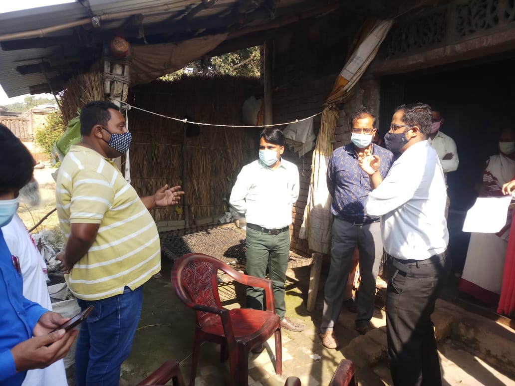 Cdosid1's tweet photo. आयुष्मान भारत प्रधानमंत्री जन आरोग्य कार्यक्रम के अंतर्गत तहसील बांसी में गोल्डन कार्ड निर्माण हेतु चल रहे अभियान का निरीक्षण l 
@dmsid1 https://t.co/j7waxBB20P