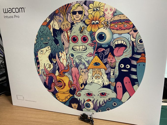 新しいペンタブ届いたけどデカ過ぎだろ…スクーターと比較してこのサイズだもの🛵 