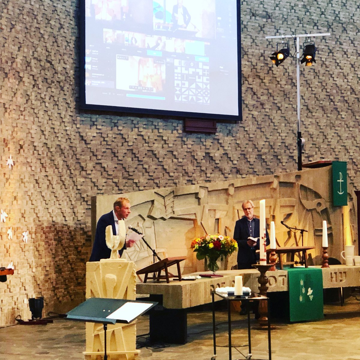 De opbrengst werd traditiegetrouw weer vermeld in de kerkdienst in de Ark. De Bazar Open Hof in gewijzigde vorm heeft een opbrengst van €6.864 opgeleverd. Het wordt oa. ingezet om 20 woonvormen in Dronten te voorzien van een gezelschapsspel en voor onderhoud van Open Hof.