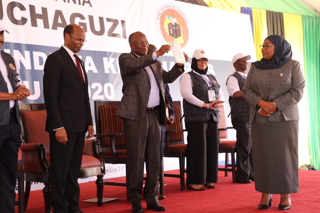 ccm_tanzania's tweet photo. 📸 Rais Mteule wa Jamhuri ya Muungano wa Tanzania kutoka #CCM Dkt. @MagufuliJP  na Makamu wa Rais Mhe. @SuluhuSamia wakikabidhiwa Cheti cha Ushindi wa Kiti cha Urais katika Ofisi za @TumeYaUchaguzi NEC zililopo Njedengwa jijini Dodoma.
#AsanteniTanzania 🇹🇿
#UchaguziMkuu2020 https://t.co/5G8slv1SEL