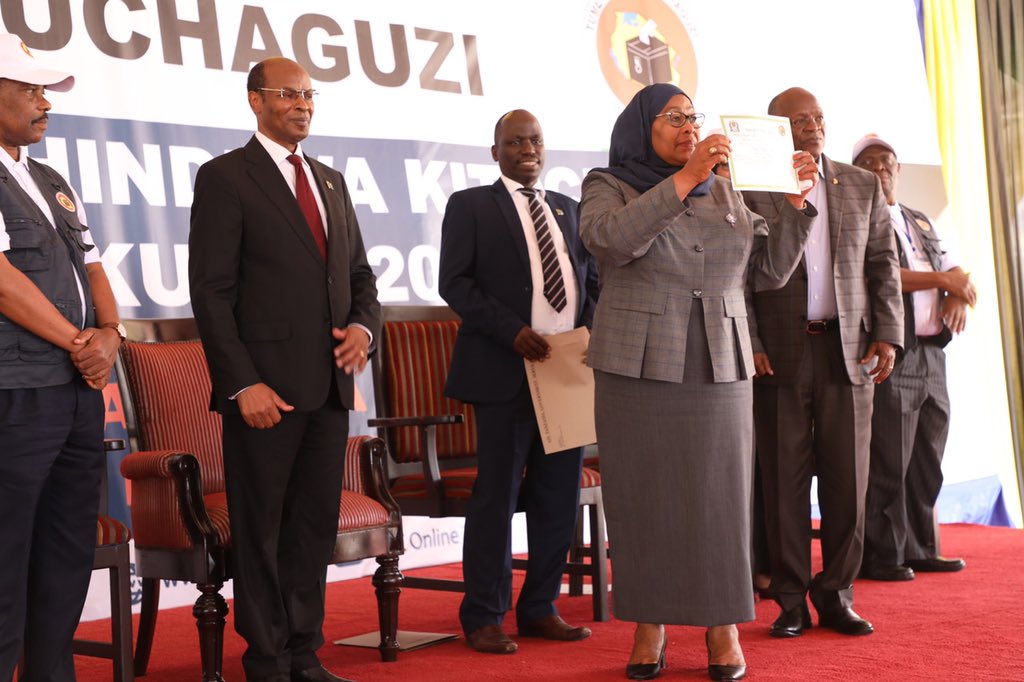 ccm_tanzania's tweet photo. 📸 Rais Mteule wa Jamhuri ya Muungano wa Tanzania kutoka #CCM Dkt. @MagufuliJP  na Makamu wa Rais Mhe. @SuluhuSamia wakikabidhiwa Cheti cha Ushindi wa Kiti cha Urais katika Ofisi za @TumeYaUchaguzi NEC zililopo Njedengwa jijini Dodoma.
#AsanteniTanzania 🇹🇿
#UchaguziMkuu2020 https://t.co/5G8slv1SEL