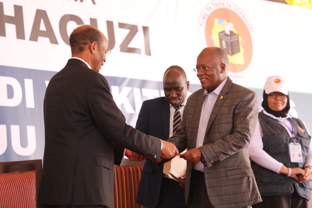 ccm_tanzania's tweet photo. 📸 Rais Mteule wa Jamhuri ya Muungano wa Tanzania kutoka #CCM Dkt. @MagufuliJP  na Makamu wa Rais Mhe. @SuluhuSamia wakikabidhiwa Cheti cha Ushindi wa Kiti cha Urais katika Ofisi za @TumeYaUchaguzi NEC zililopo Njedengwa jijini Dodoma.
#AsanteniTanzania 🇹🇿
#UchaguziMkuu2020 https://t.co/5G8slv1SEL