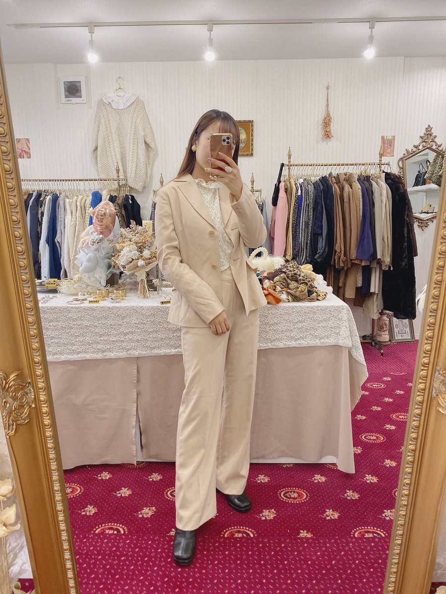 本日もご来店ありがとうございました！

店頭コーデの紹介です🌷
秋冬物沢山入荷しております！
お近くに来た際は
是非お立ち寄りください❤︎

明日も12:00～19:00で
お待ちしております！