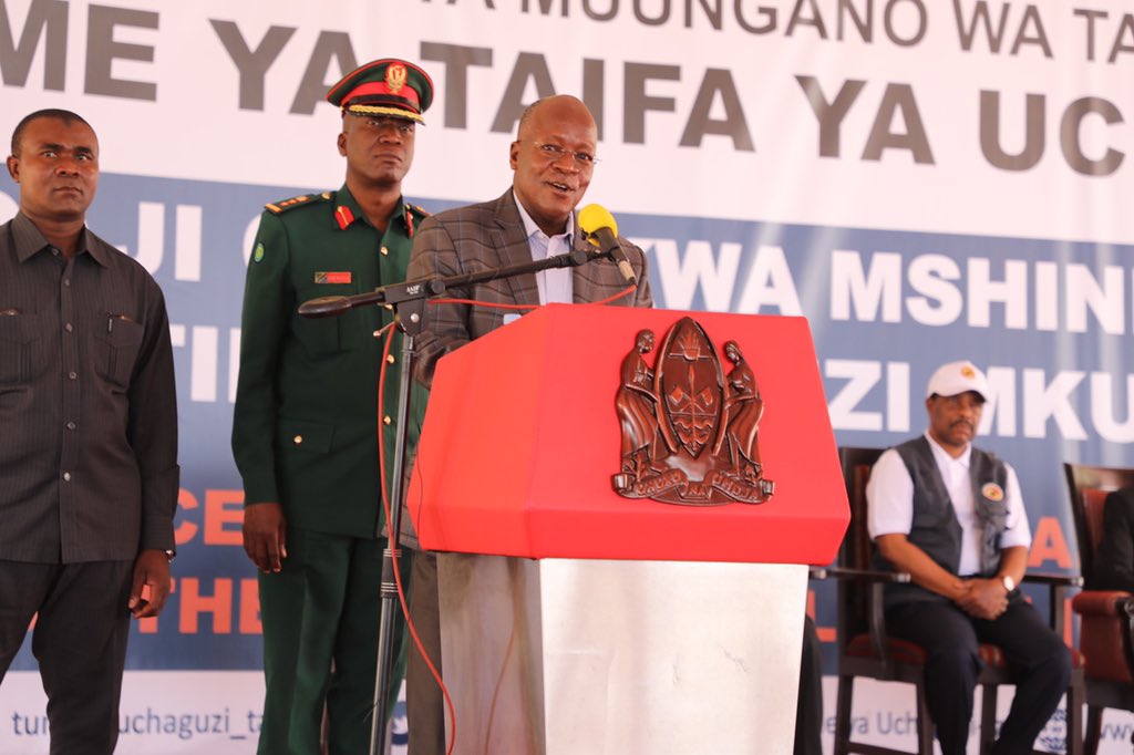 ccm_tanzania's tweet photo. 📸 Rais Mteule wa Jamhuri ya Muungano wa Tanzania kutoka #CCM Dkt.@MagufuliJP akitoa Shukurani mara baada ya kukabidhiwa Cheti cha Ushindi wa Urais katika Ofisi za Tume ya Uchaguzi(NEC) zililopo Njedengwa jijini Dodoma.
#AsanteniTanzania 
#UshindiWaKishindo 
#UchaguziMkuu2020 https://t.co/fiWbR1bYuw