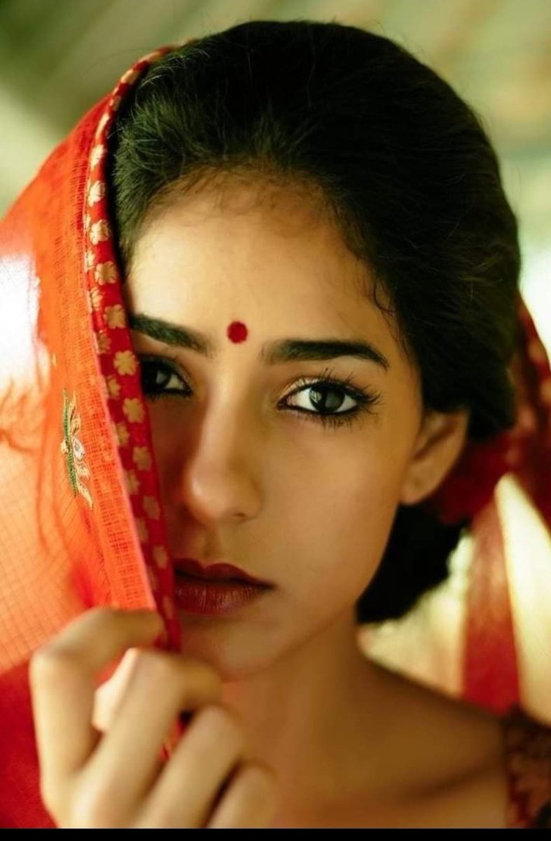индианка на лбу. одежда индии точка бинди. почему у индусов красная точка на лбу. почему у индусов красная точка на лбу. индия актриса бинди.