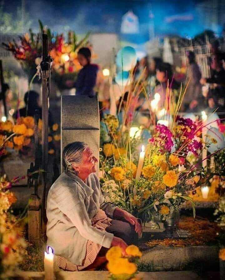 "No llores por mi partida, porque cada lagrima que derramas inunda mi camino e interrumpe mi andar.
Recuerda que todavía te extraña mi corazón, y que si te oigo llorar, lo primero que haré será voltear hacia atrás..."

#Oaxaca #noviembre #fielesdifuntos … instagr.am/p/CHDSq69gQwb/