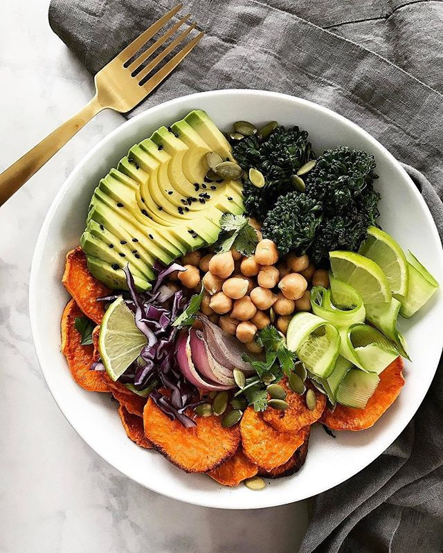 Roasted Sweet Potato + Avocado Bowl 🥑😍🔥🍃🎉 If you're craving some healthy hearty comfort food, I got you covered with one of my classic bowls. Packed with nutrients and taste.....and avocado. 💁🏻🥑 I just roasted a small sweet potato (slices) for 40mins at 42