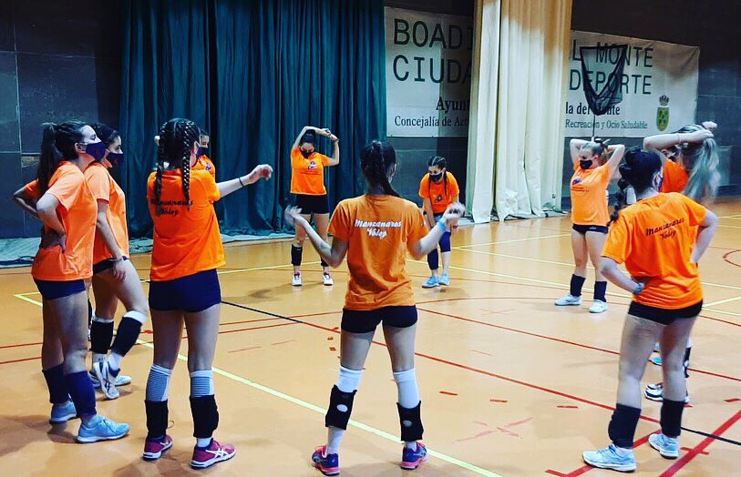 ManzanaresVoley's tweet photo. Juvenil femenino: seguimos cogiendo ritmo tras otro amistoso.. esta vez en @BoadillaVoley #trabajo #equipo #constancia #manzanitas https://t.co/SsVBtL8iqt