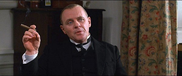 pedroatticus's tweet photo. Es inevitable no asociar a Sir #AnthonyHopkins con #AnibalLecter  de "El silencio de los corderos".
Sin embargo, creo que su mejor papel es, de lejos, el del mayordomo Stevens, un hombre atrapado por el honor y el deber, en "Lo que queda del día", de James Ivory.
Inconmensurable. https://t.co/MyYnD5XtEg