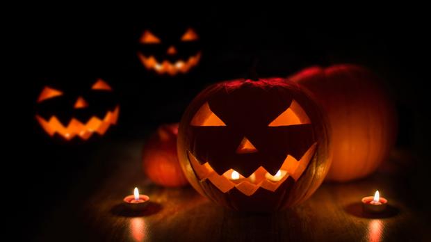 kinghillrp's tweet photo. `•
     Cuarta trama

                          🎃 La noche de Halloween 🎃

La casa de los Dumont se ve terrorífica para recibir a los vecinos de King Hill. https://t.co/3SBqnMQD7k