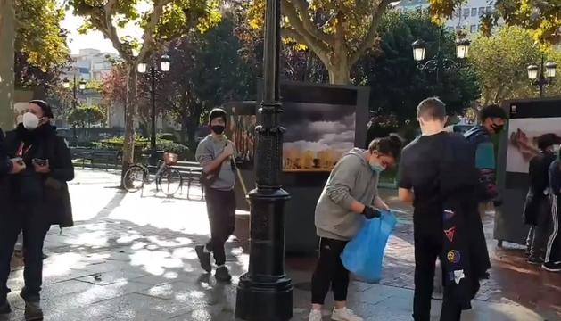 _infoLibre's tweet image. "Estamos hartos de pagar todos por un grupo": decenas de jóvenes se organizan para limpiar los destrozos en Logroño ow.ly/fLeZ30rhYyo