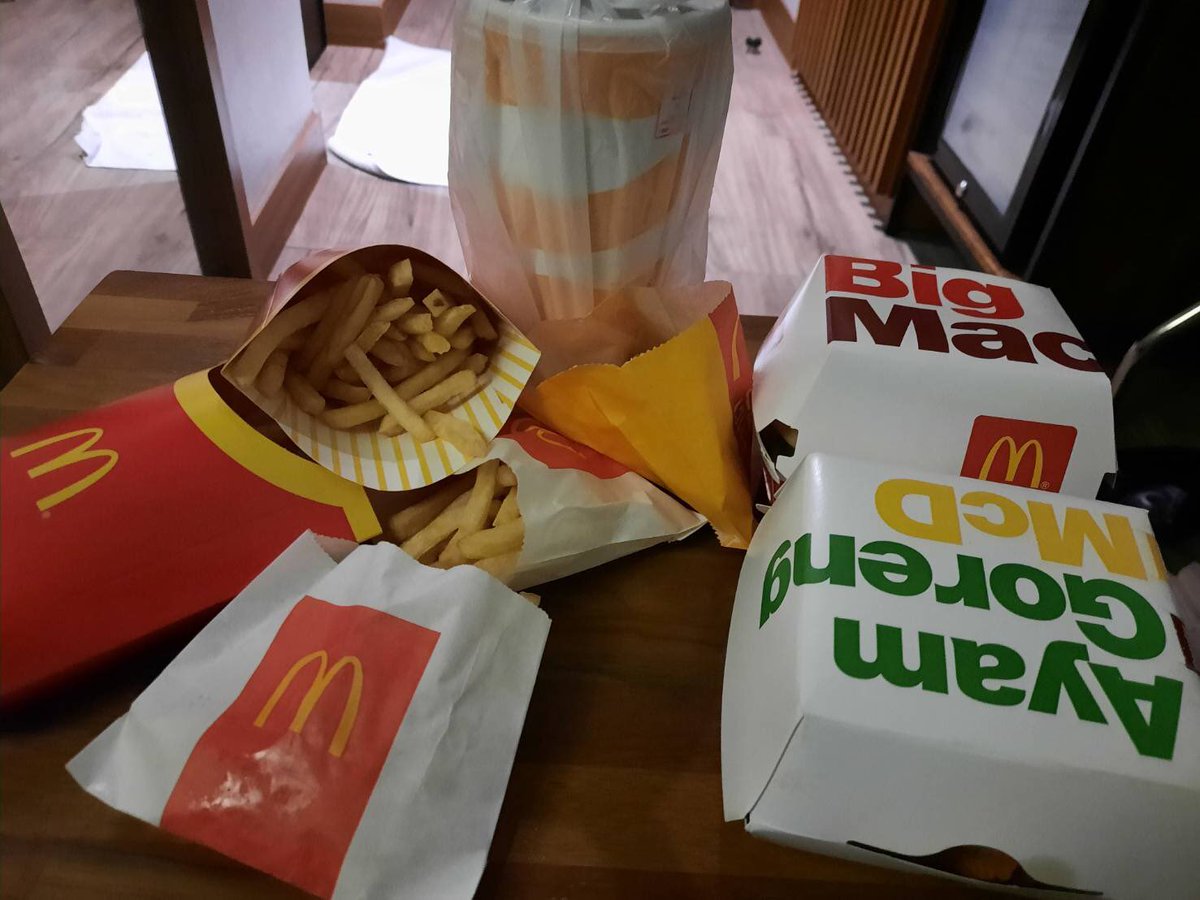 dear <a href="/McDonalds_id/">McDonald's Indonesia</a> sesedih itu beli sebanyak ini tp ga dpt saos sama skali?! r u kidding? how can I eat this😔