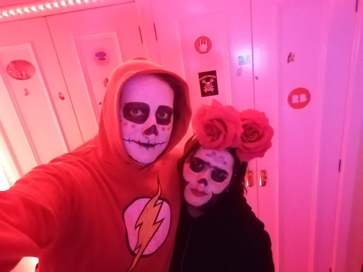 ZAKIVIRAL's tweet photo. Fotos post-stream especial de Halloween. Muchísimas gracias a tod@s por las subs y el apoyo que me habéis dado. No quiero ponerme moñas pero en resumen puedo decir que este tipo de cosas me dan alas para seguir entreteniendo así. Mil gracias! https://t.co/FRUnjgSyve