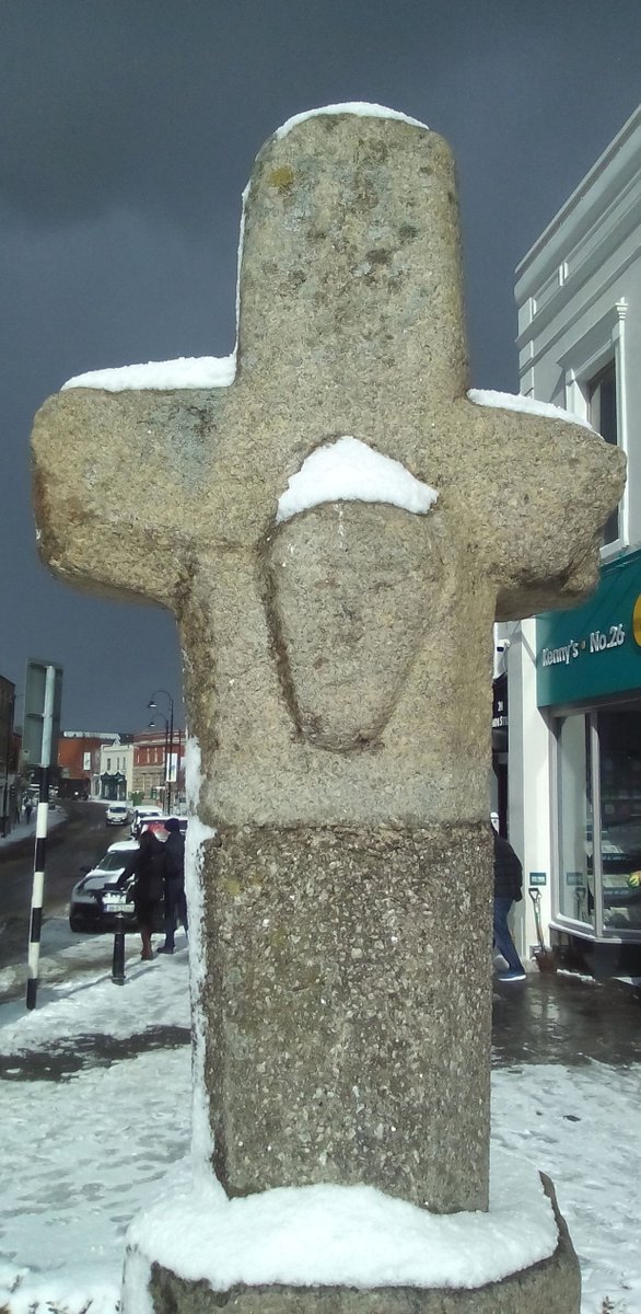 The planters - lán le bláthanna fiáine agus crainn - picnic tables and additional seating has Main Street buzzing, possibly a bit more that it should be given that we're in lockdown, ach gan amhras benefiting the community's mental health. A new era for an old village.