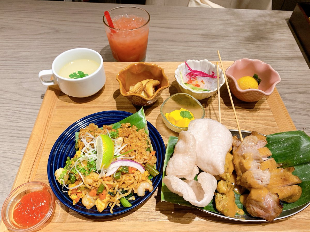 美食屋たま吉 新宿駅徒歩1分 インドネシア料理 Plataran Resort Restaurant 新宿 ルミネ1 甘辛いチリソースを ナシゴレン ミーゴレンに絡めていただきました 香辛料の香りが口いっぱいに広がります 感染症対策も万全です 是非お伺いしてみて