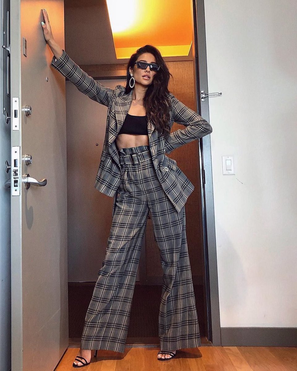 woahmitchell's tweet photo. shay in suits is just a massive yes from me https://t.co/jHvPEctYNy
