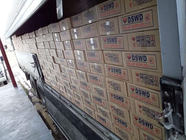 DisasterInfoPH's tweet photo. DSWD has prepositioned 260,164  food packs (FFPs) in strategic areas across the country for families affected by Typhoon Rolly. 
Read more:
https://t.co/NHxKq5gHdo
#InformInformInform #LagingHanda #Rollyph https://t.co/FreX9Sptej