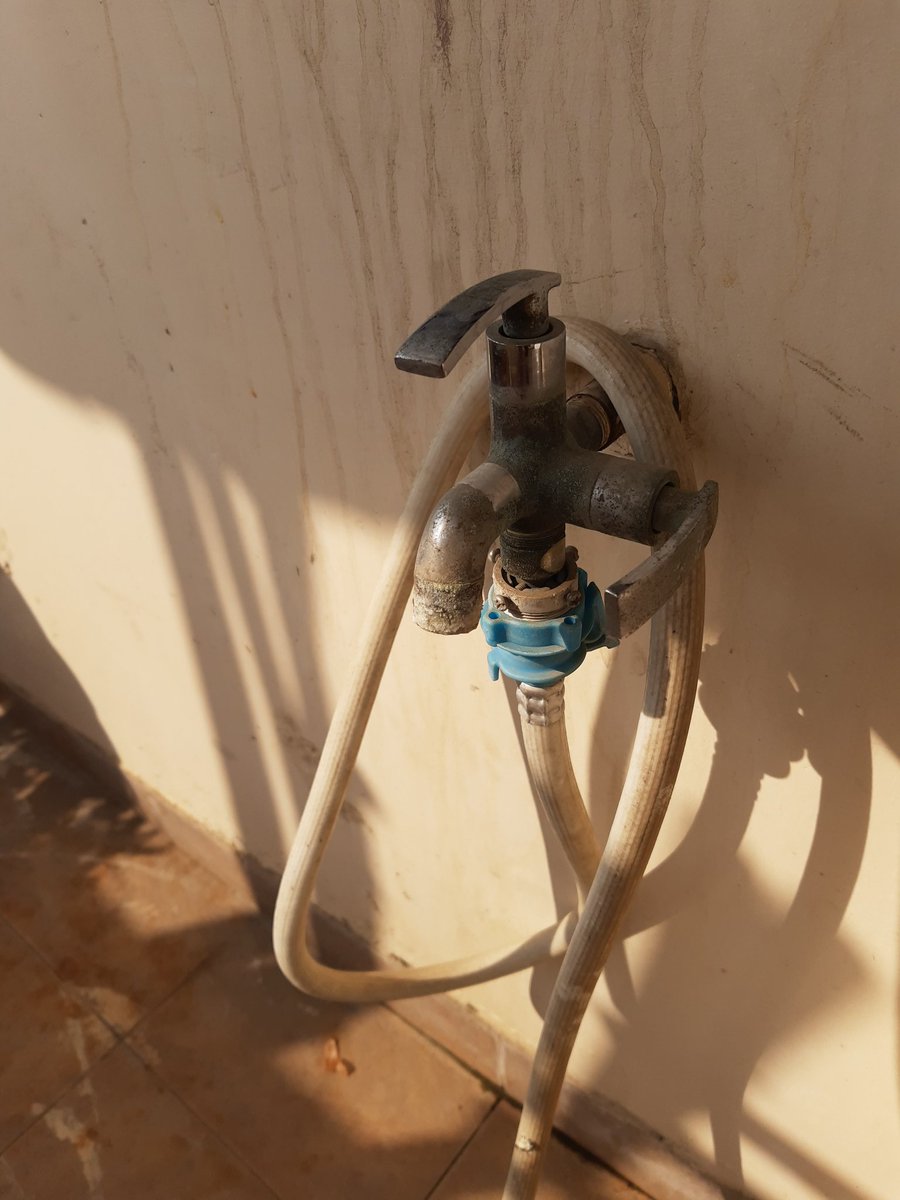 1,2&3. நீர் நுழைவை நிறுத்தி, இன்லேட் பைப்பை கழட்டுவது & மின் இணைப்பை நீக்குவது தான் முதல் வேலை4. இடது/வடது புறம் வாஷிங் மெஷினை சாய்த்து படுக்க வைத்து கவர் எதாவது இருந்தால் கழட்டிடனும்