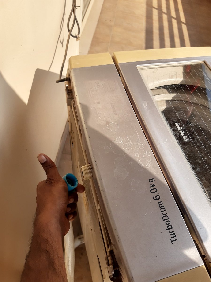 1,2&3. நீர் நுழைவை நிறுத்தி, இன்லேட் பைப்பை கழட்டுவது & மின் இணைப்பை நீக்குவது தான் முதல் வேலை4. இடது/வடது புறம் வாஷிங் மெஷினை சாய்த்து படுக்க வைத்து கவர் எதாவது இருந்தால் கழட்டிடனும்