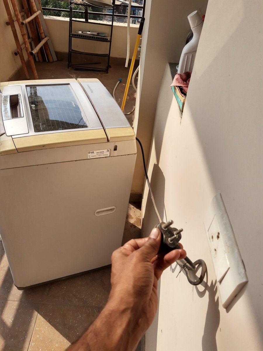 1,2&3. நீர் நுழைவை நிறுத்தி, இன்லேட் பைப்பை கழட்டுவது & மின் இணைப்பை நீக்குவது தான் முதல் வேலை4. இடது/வடது புறம் வாஷிங் மெஷினை சாய்த்து படுக்க வைத்து கவர் எதாவது இருந்தால் கழட்டிடனும்