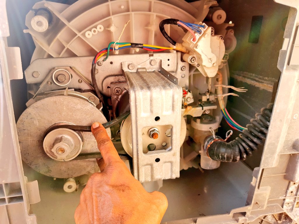 5a. மோட்டாரில் இருந்து டிரம்மை இணைக்கும் பெல்ட் தான் பெரும்பாலும் கல்பிரிட். வாங்கி எப்படியும் 5-6 வருஷம் உபயோகம் அதற்கு மேல் பால்கனி வெயிலில் இருந்தால் இப்படி ஆகத்தான் செய்யும்.