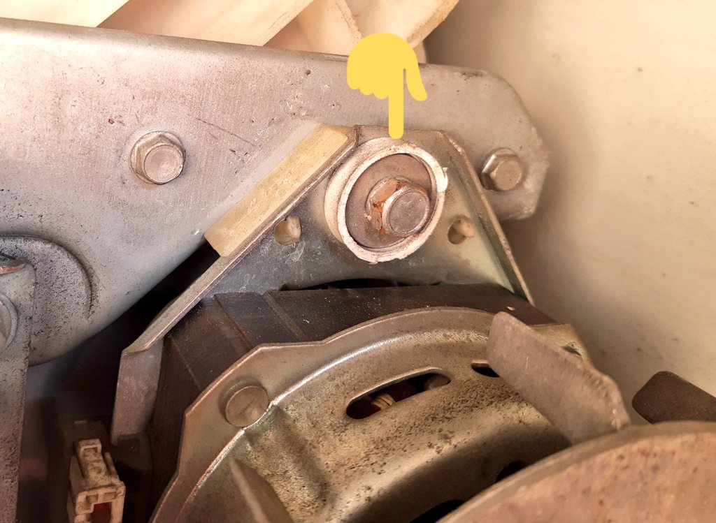 5c. ஹோல்ட் செய்யும் இந்த போல்டுகள் ஃபிரேமில் ஒரு ஓட்டையில் இல்லாமல் ஸ்லாட்டில் பொருத்தப் பட்டிருக்கும். போல்டுகளை கொஞ்சம் லூஸ் பண்ணி ஸ்லாட்டில் தூரம் தள்ளி டைட் செய்யணும். ரொம்ப டை்டாக செய்யாமல் எவ்வளவு தேவையோ அதுக்கும் கொஞ்சம் கம்மியாக பெல்ட் டைட்னெஸ் இருக்கணும்.