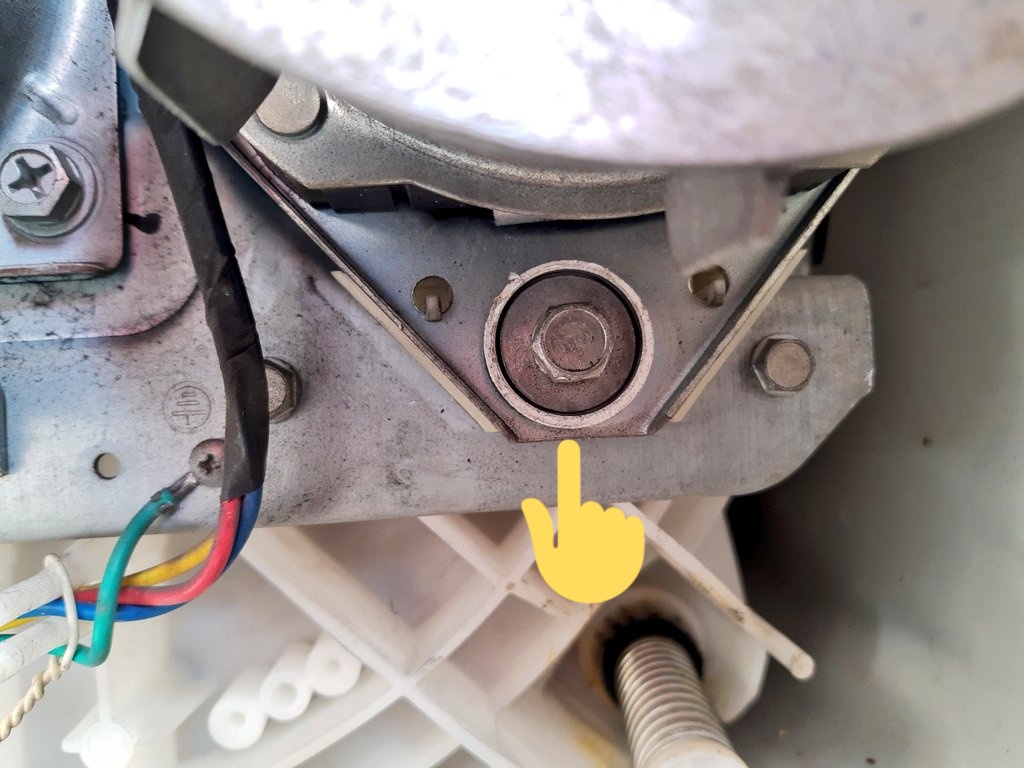 5c. ஹோல்ட் செய்யும் இந்த போல்டுகள் ஃபிரேமில் ஒரு ஓட்டையில் இல்லாமல் ஸ்லாட்டில் பொருத்தப் பட்டிருக்கும். போல்டுகளை கொஞ்சம் லூஸ் பண்ணி ஸ்லாட்டில் தூரம் தள்ளி டைட் செய்யணும். ரொம்ப டை்டாக செய்யாமல் எவ்வளவு தேவையோ அதுக்கும் கொஞ்சம் கம்மியாக பெல்ட் டைட்னெஸ் இருக்கணும்.