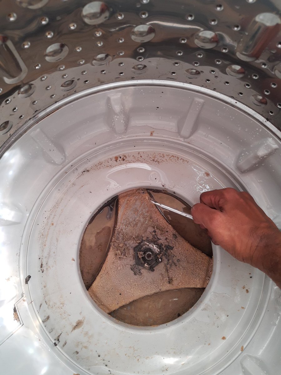 6b. முடிஞ்சா அளவுக்கு சுத்தம் பண்ணி, மெஷினை மாட்டியாச்சு. தண்ணி & மின் இணைப்புகளை கொடுத்து இன்னைக்கு துணி துவைச்சாச்சு. 