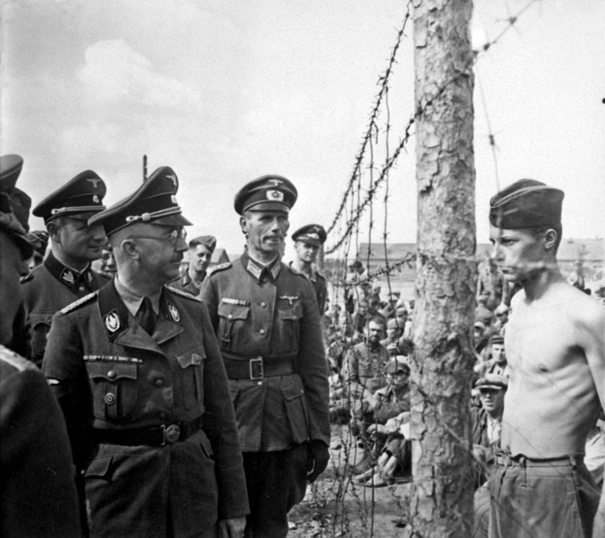 Shine_McShine's tweet photo. Un prisionero soviético mira desafiante a Heinrich Himmler, líder de las SS, durante su visita al campo de concentración de Shirokaya.

Minsk, Bielorrusia, 5 de agosto de 1941 https://t.co/ulDWHDaC36