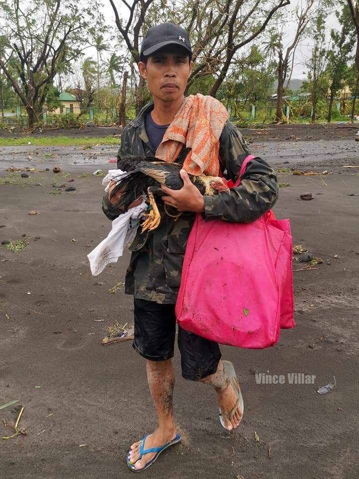 A touching photo of a father carrying his son amidst super typhoon. 

Keep safe everyone.

#TyphoonRolly