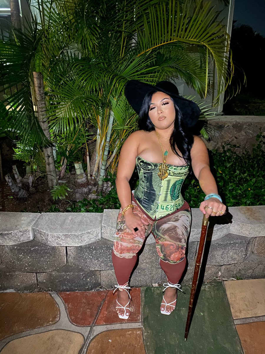 marleyjothedon's tweet photo. You know what I need from you when I get home 💎💸 #Halloween2020 https://t.co/TC5Me2eHNL