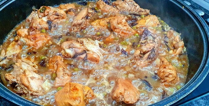 BEXACION's tweet photo. Toda la mañana en la cocina! Pollo rustido con ciruelas y pata de cabrito al horno. #yomeloguiso #yomelocomo https://t.co/M6JBJReDCG