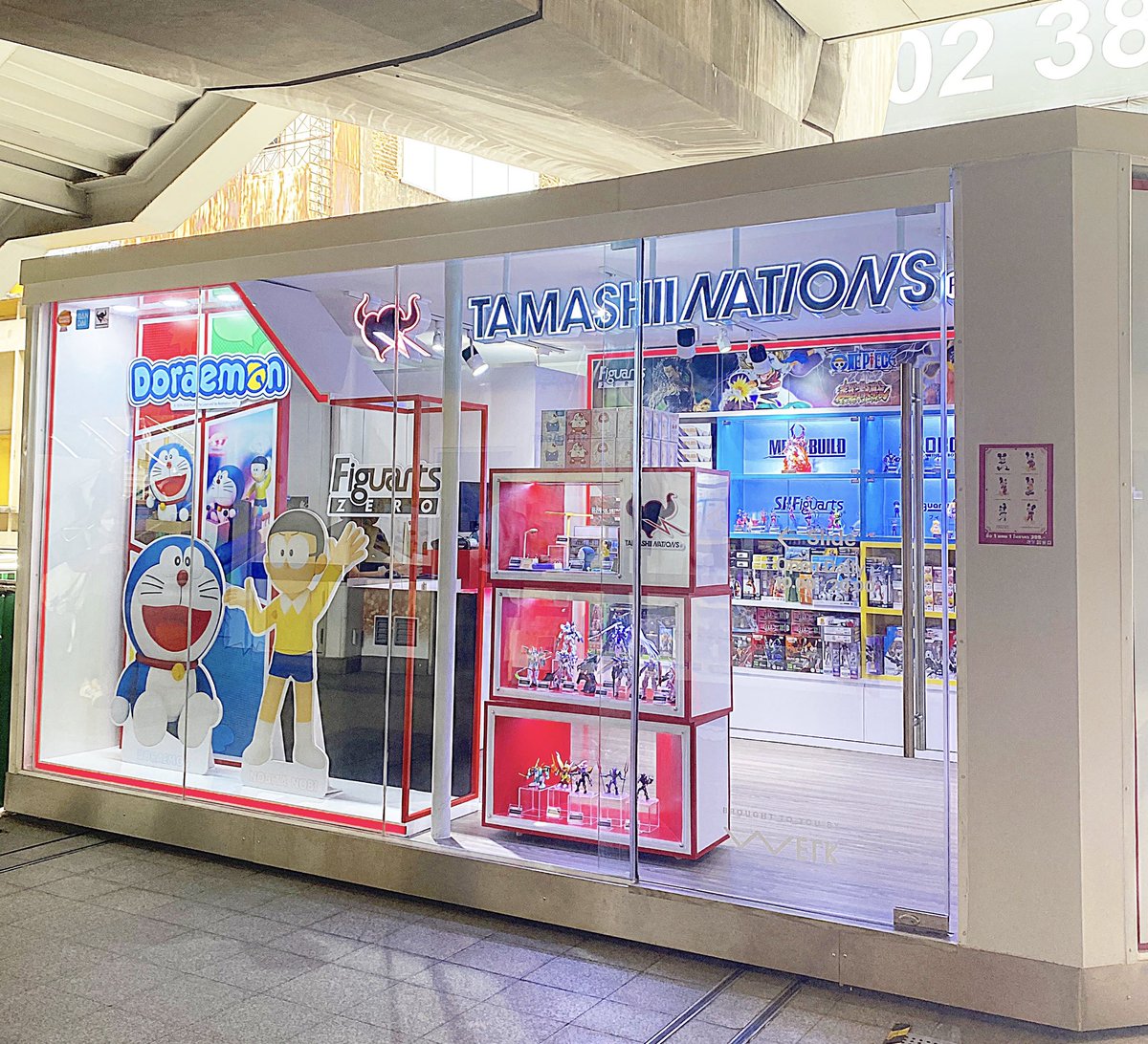 chams_girl's tweet photo. ไปร้านขายของเล่น Tamashii ที่ bts พระโขนงมา คือมีพวกโมเดล ฟิกเกอร์ญี่ปุ่นเยอะมากๆ เป็นลิขสิทธิ์แท้เลย ราคาไม่แพงด้วย และตอนนี้โมเดล mickey mouse ซื้อ1แถม1 ราคา399 ตกตัวละ 199 บาทเองถูกมาก ที่ชอบคือมีคอปเตอร์ไม้ไผ่ของโดเรมอนขายอ่ะ แรร์ไอเท็มสุดดด #TAMASHIIPOPUP #ร้านของเล่นลอยฟ้า https://t.co/l4hK3v5uYp