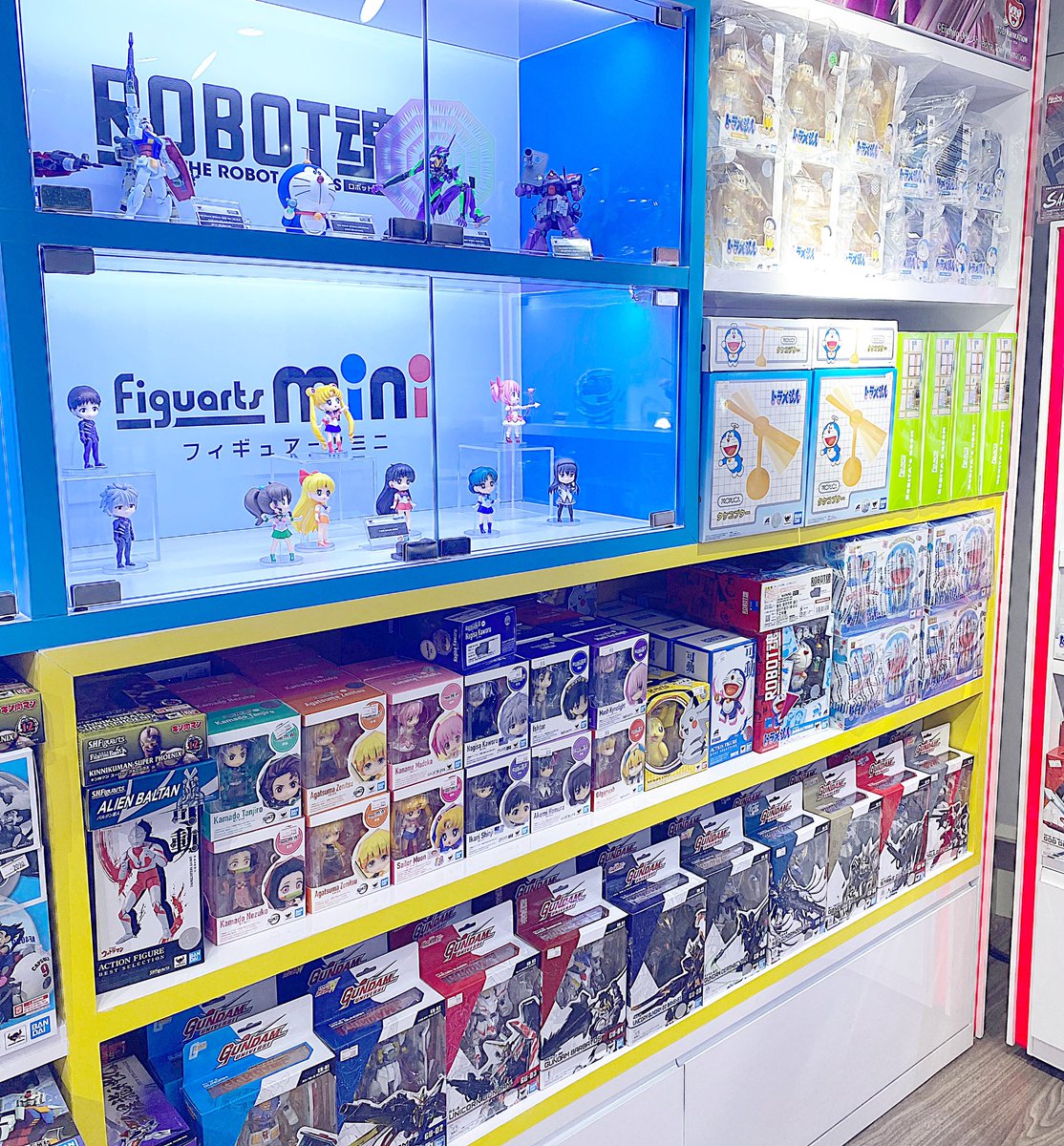 chams_girl's tweet photo. ไปร้านขายของเล่น Tamashii ที่ bts พระโขนงมา คือมีพวกโมเดล ฟิกเกอร์ญี่ปุ่นเยอะมากๆ เป็นลิขสิทธิ์แท้เลย ราคาไม่แพงด้วย และตอนนี้โมเดล mickey mouse ซื้อ1แถม1 ราคา399 ตกตัวละ 199 บาทเองถูกมาก ที่ชอบคือมีคอปเตอร์ไม้ไผ่ของโดเรมอนขายอ่ะ แรร์ไอเท็มสุดดด #TAMASHIIPOPUP #ร้านของเล่นลอยฟ้า https://t.co/l4hK3v5uYp