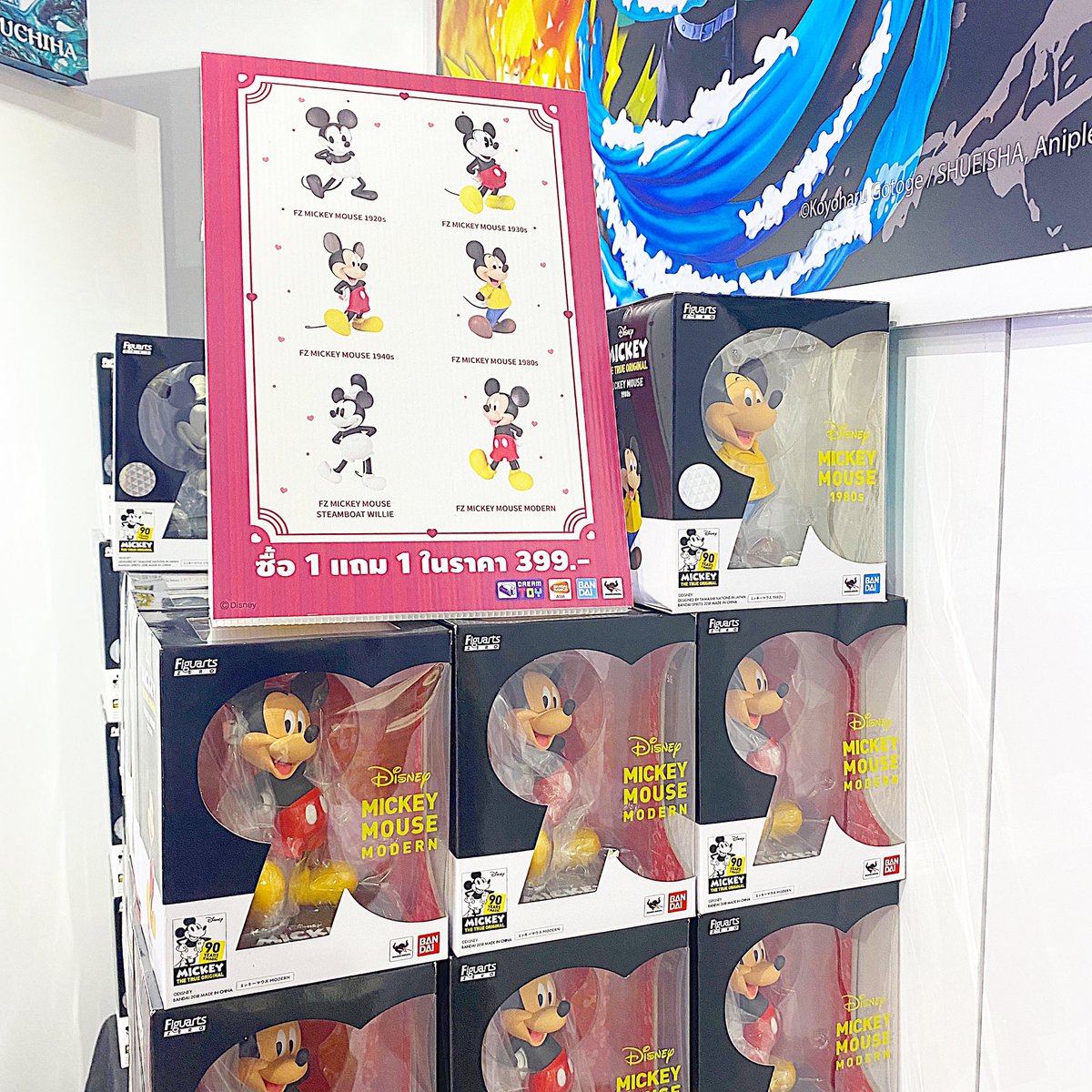 chams_girl's tweet photo. ไปร้านขายของเล่น Tamashii ที่ bts พระโขนงมา คือมีพวกโมเดล ฟิกเกอร์ญี่ปุ่นเยอะมากๆ เป็นลิขสิทธิ์แท้เลย ราคาไม่แพงด้วย และตอนนี้โมเดล mickey mouse ซื้อ1แถม1 ราคา399 ตกตัวละ 199 บาทเองถูกมาก ที่ชอบคือมีคอปเตอร์ไม้ไผ่ของโดเรมอนขายอ่ะ แรร์ไอเท็มสุดดด #TAMASHIIPOPUP #ร้านของเล่นลอยฟ้า https://t.co/l4hK3v5uYp