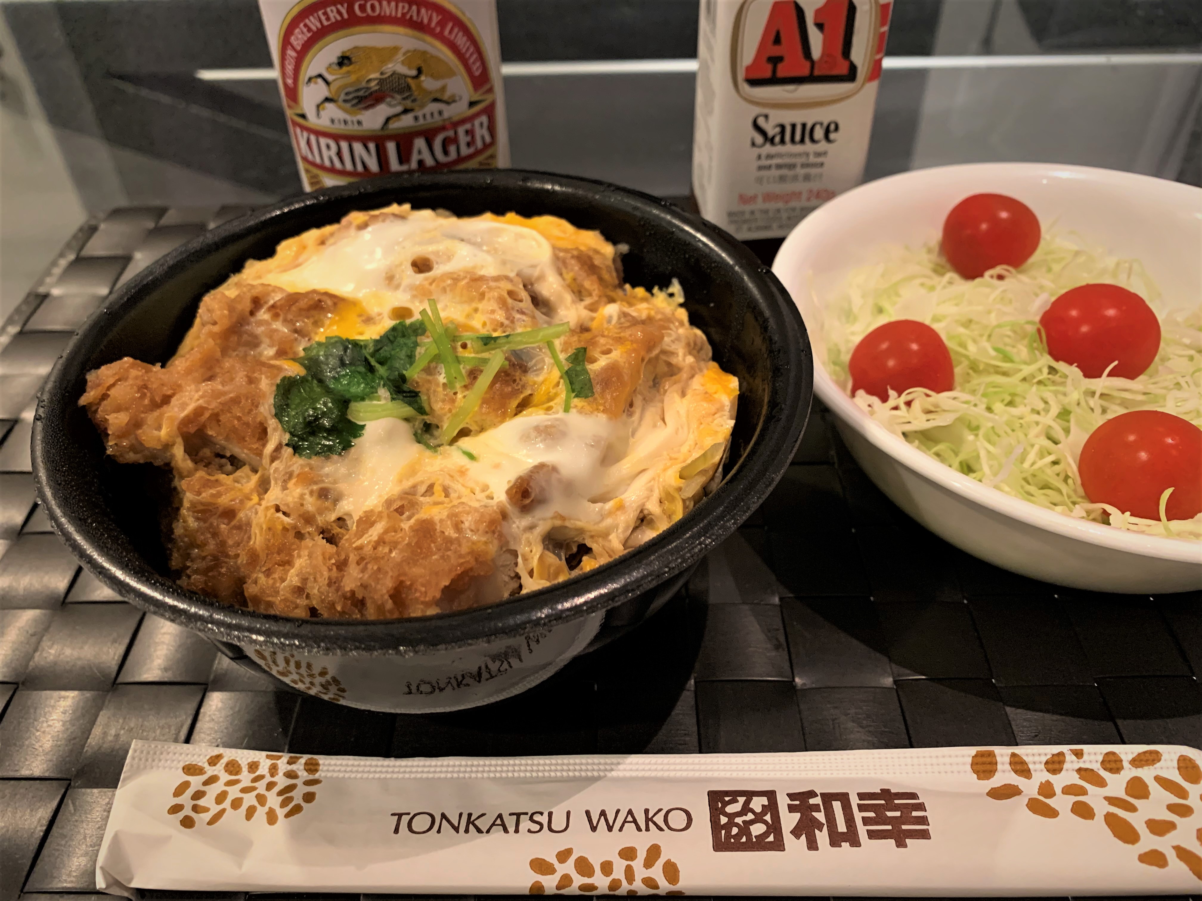 ジオさん 晩ご飯 テイクアウト 晩はとんかつ和幸のロースかつ丼のテイクアウトと千切りキャベツとミニトマト ドレッシングの代わりにa1のステキソースをかけるのが最近のお気に入り T Co Ynfjgo7qie Twitter