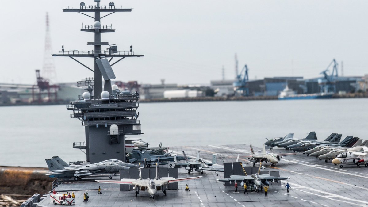 1/144 CVN-71 セオドア・ルーズベルト完成しました！
全長約2m30cmです！
材料は主に紙とダンボールを使用しています！(艦載機はプラモ)
制作期間は約14ヶ月でした
気付けば一年以上こいつ作ってましたw
リプに続きます

制作動画です↓ youtu.be/tX1a1btmEOE
ニコニコ  nico.ms/sm37757393?cp_…
