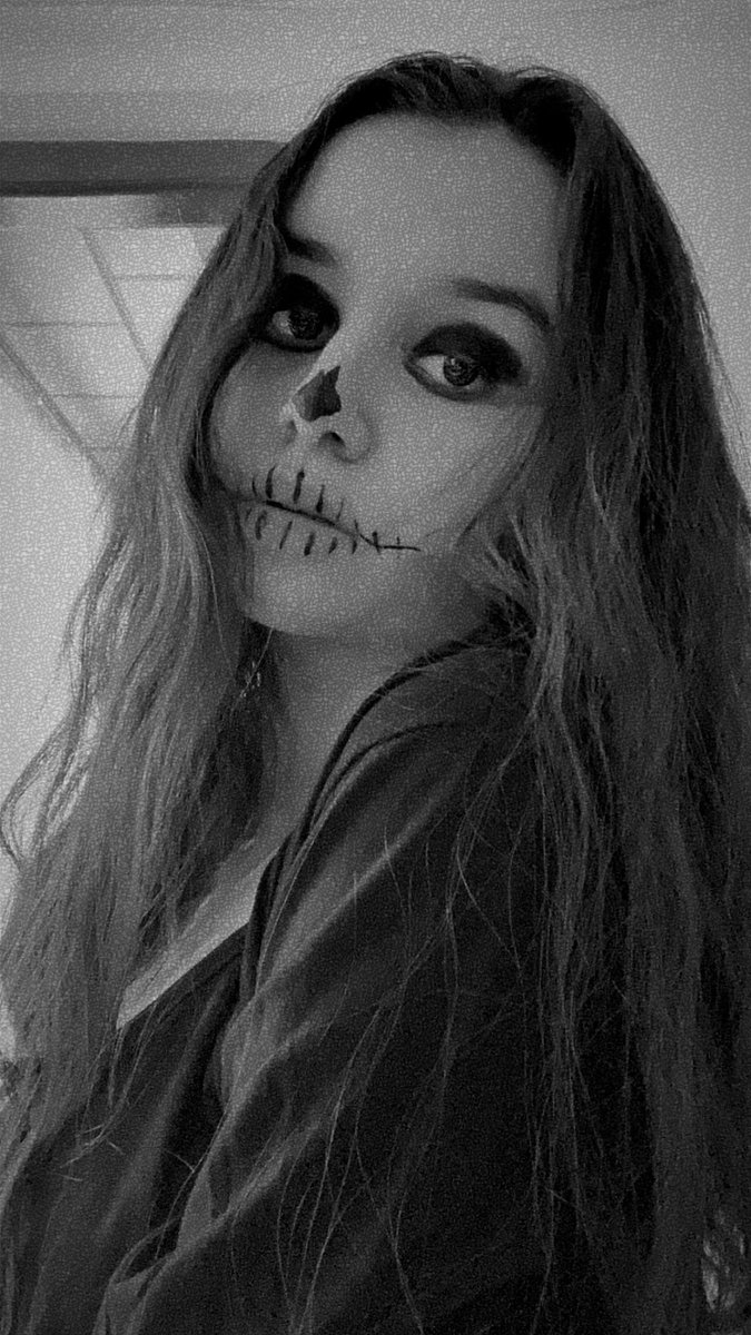 Sinamemed's tweet photo. Happy late Halloween 🎃
#Halfmakeup
#halloweenmakeup https://t.co/NGtlPN9gaf