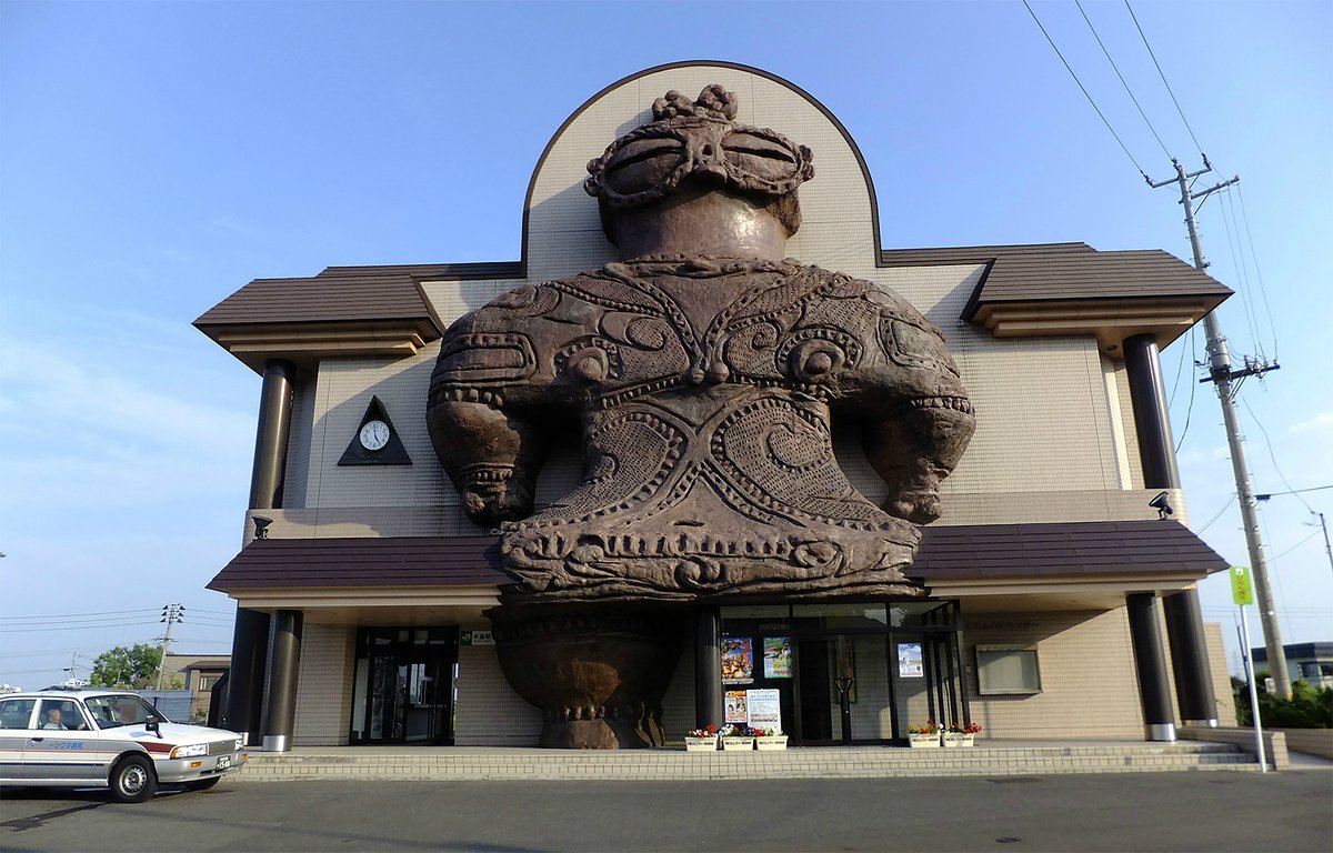 Les gares en forme de créatures :- un dogū pour la gare de Kizukuri (Aomori),- un kappa pour la gare de Tanushimaru (Fukuoka),- une tortue pour la gare de Kamenokō (Okayama),- un oni pour la gare de Tōei (Aichi).