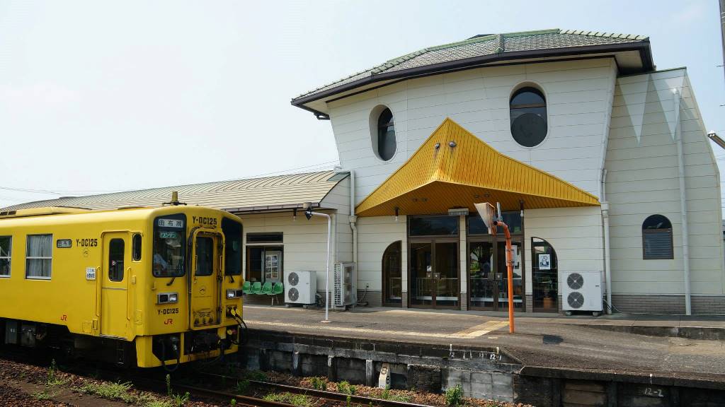 Les gares en forme de créatures :- un dogū pour la gare de Kizukuri (Aomori),- un kappa pour la gare de Tanushimaru (Fukuoka),- une tortue pour la gare de Kamenokō (Okayama),- un oni pour la gare de Tōei (Aichi).