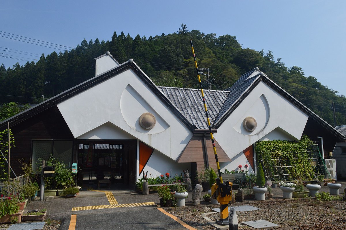 Les gares en forme de créatures :- un dogū pour la gare de Kizukuri (Aomori),- un kappa pour la gare de Tanushimaru (Fukuoka),- une tortue pour la gare de Kamenokō (Okayama),- un oni pour la gare de Tōei (Aichi).