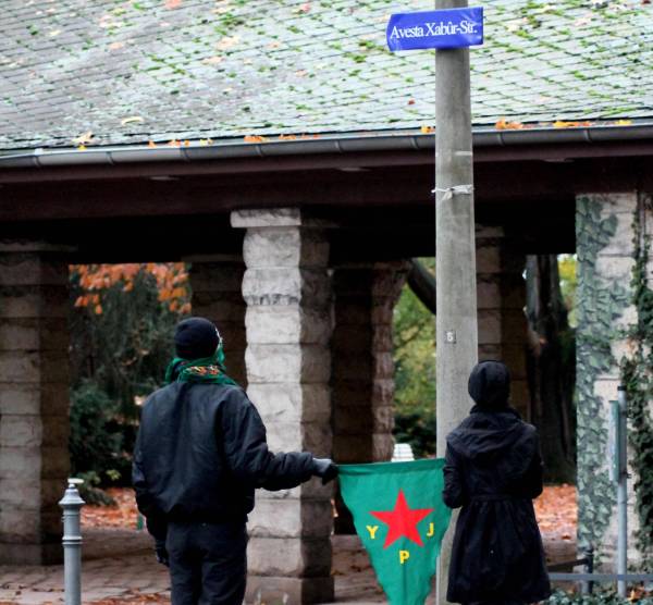 In  #Dresden, street names changed to names of martyrs, who gave their lives for the revolutionIn memory of Ş. Hêlîn Qereçox, Ş. Avesta Xabûr, Ş. Bager Nûjiyan, Ş. Arîn Mîrkan! We'll continue your path! #SehidNamirin #WorldKobaneDay #RiseUpAgainstFascism  https://twitter.com/r4r_Deutschland/status/1322840997198442498