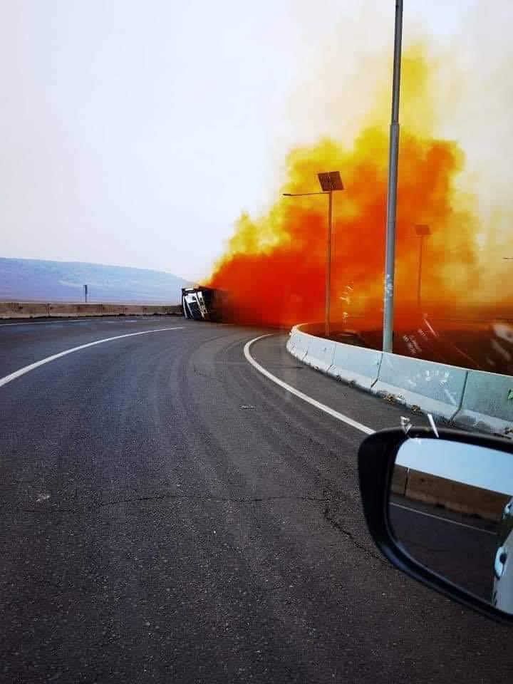 Último minuto: Volcamiento de camión que transportaba Ácido Nítrico en la ruta B-400.
Al momento no se registran personas lesionadas, producto del volcamiento de un vehículo mayor, el cual trasportaba Ácido Nítrico (Nu 2031), en la Ruta 1 con Ruta B-400 #Antofagasta