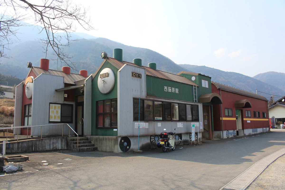 Les gares en forme de locomotive à vapeur :- la gare de Mōka (Tochigi),- la gare de Nishi-Fujiwara (Mie).
