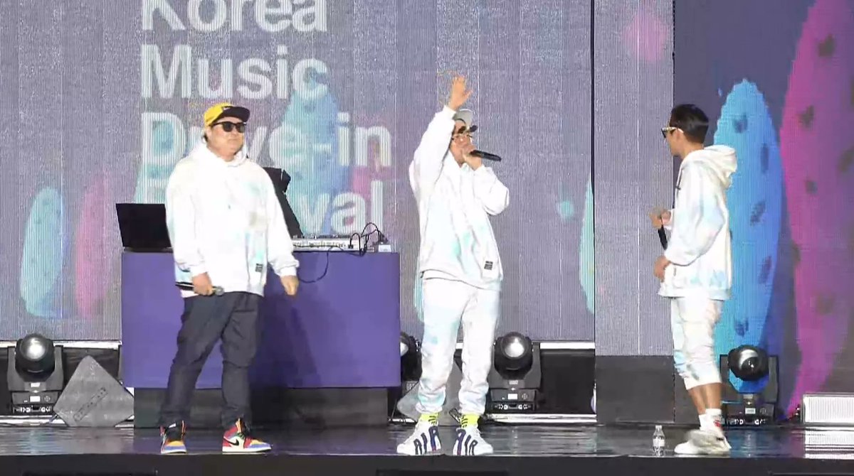 hellokpop's tweet photo. Showering some “rainy love”, hip-hop legend #DJDOC closes the stellar show with their act that drips with unlimited swag! 😎🤟

Hellokpop extends its gratitude to @Overlook_KMDF for the media passes for #KMDF2020! 

#KMDF #KoreaMusicDriveInFestival https://t.co/0FYPlw3liz