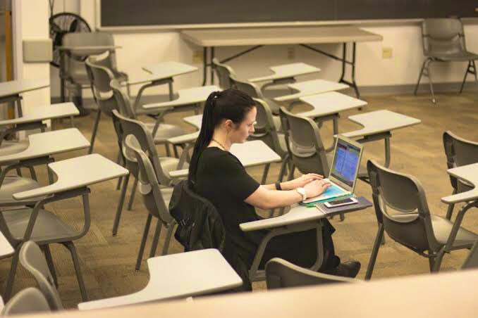 Dikkatli okuyun öğretim demiyor, eğitim diyorum: insan eğitimle sınıf atlıyor; Önce kimseye zarar vermeme eğitimi, önce yanılabilceğini öğrenme eğitimi, önce kendi cehaletini yenebilme eğitimi, önce doğru düşünmeyi öğrenme eğitimi, önce emek vererek kazanma eğitimi.