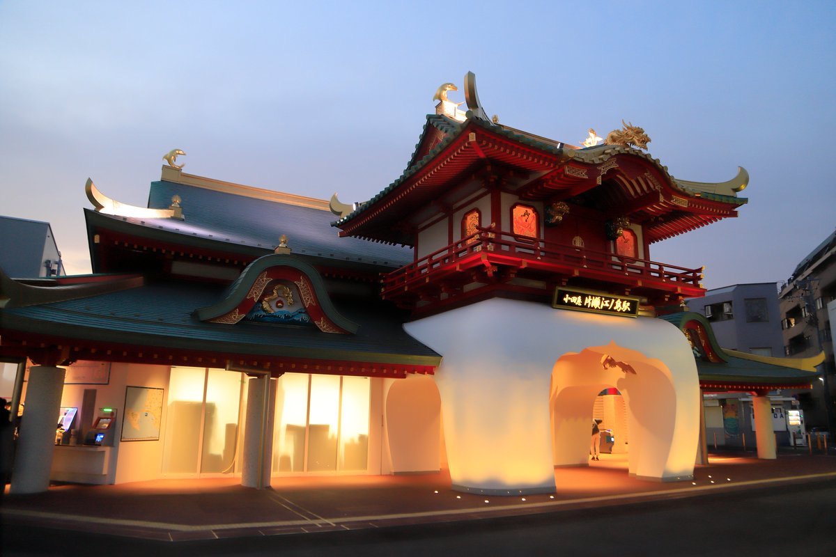 Les gares en forme de temple, sanctuaire et même d'église :- la gare de Mizumakannon (Osaka),- la gare de Katase-Enoshima (Kanagawa),- la gare d'Izumo-Yokota (Shimane),- la gare de Kannon (Chiba).