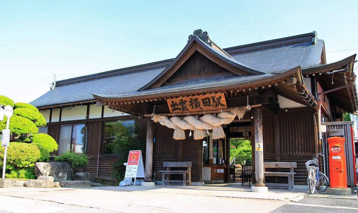 Les gares en forme de temple, sanctuaire et même d'église :- la gare de Mizumakannon (Osaka),- la gare de Katase-Enoshima (Kanagawa),- la gare d'Izumo-Yokota (Shimane),- la gare de Kannon (Chiba).
