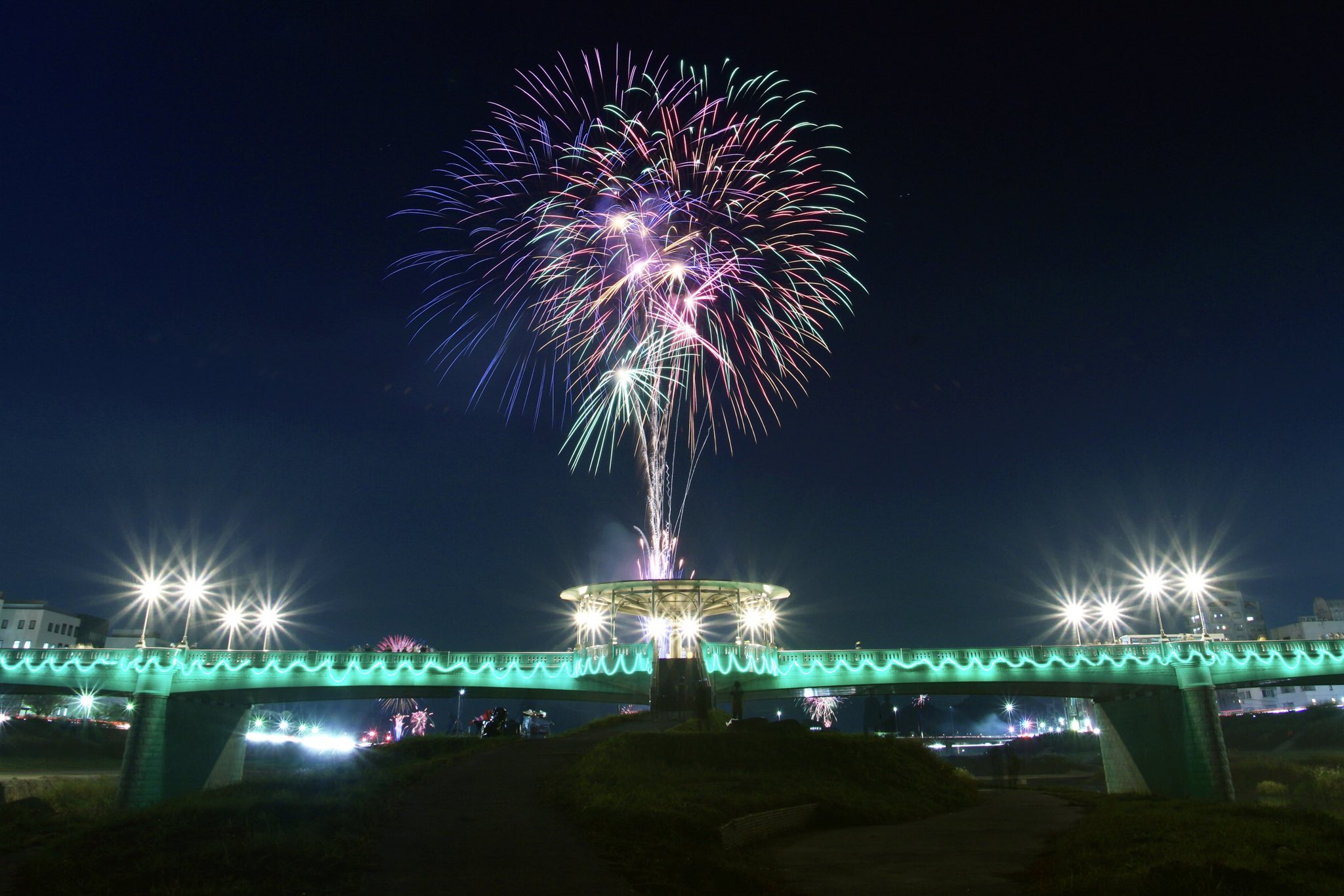 まあ 昨日の筑豊地方で打ち上げられたシークレット花火です たちこちでキレイな花火が上がり来年はマスクのない中で見たいですね 花火 飯塚花火 嘉麻花火 桂川花火 2市1町シークレット花火大会 筑豊 クラウドファウンディング T Co